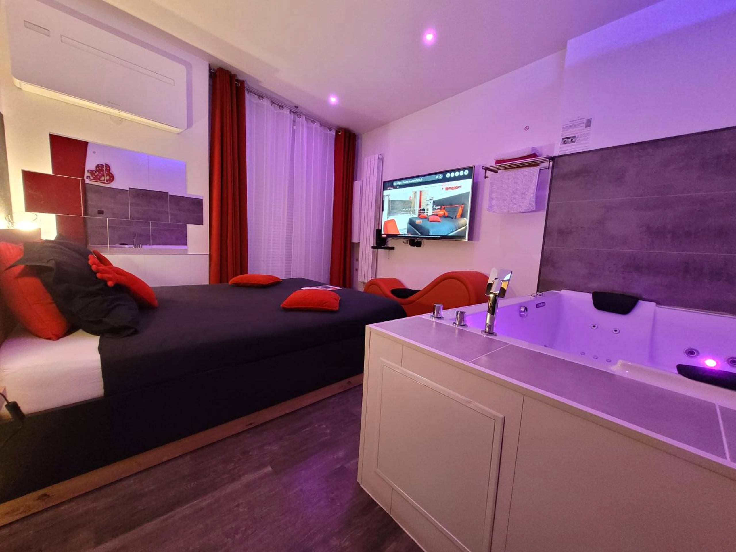 Suite romantique avec lit, TV et jacuzzi - Love & Spa