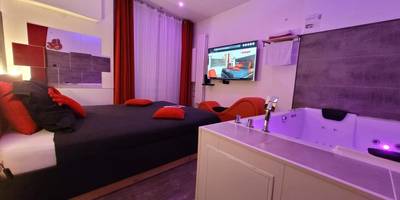 Suite romantique avec lit, TV et jacuzzi - Love & Spa