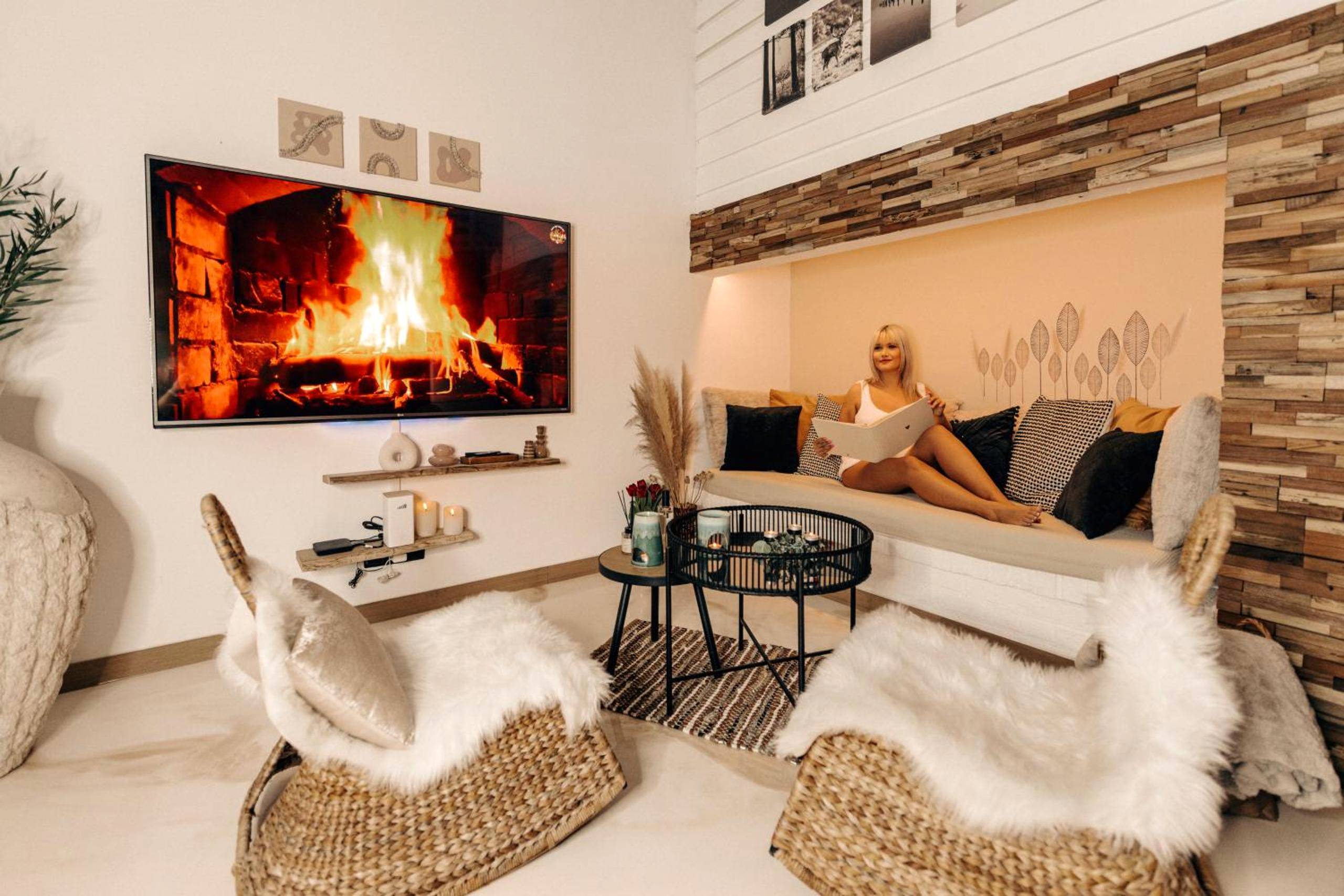 Salon cosy avec fauteuils en rotin et TV - Love Room Joux - la - Ville - La Love Story