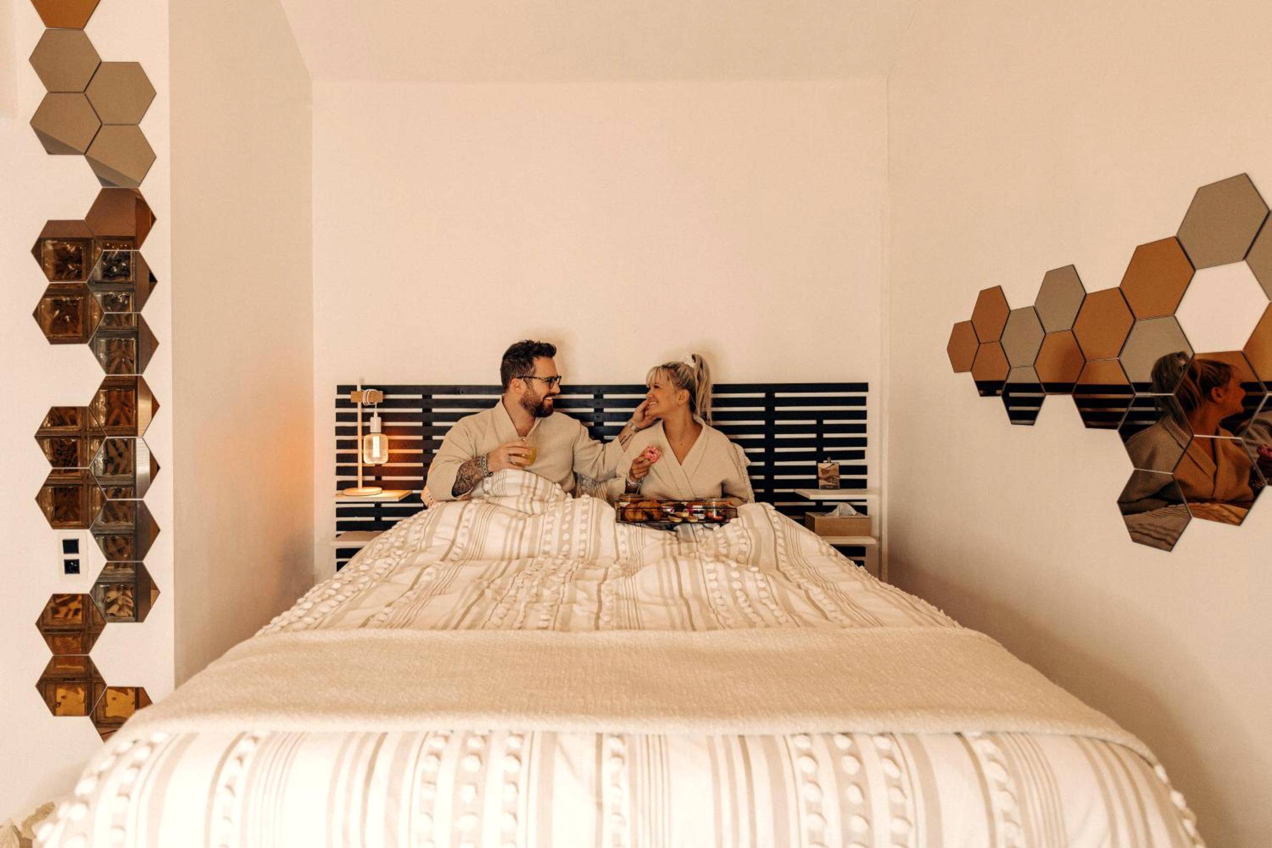 Chambre avec miroirs hexagonaux et petit - déjeuner - La Love Story