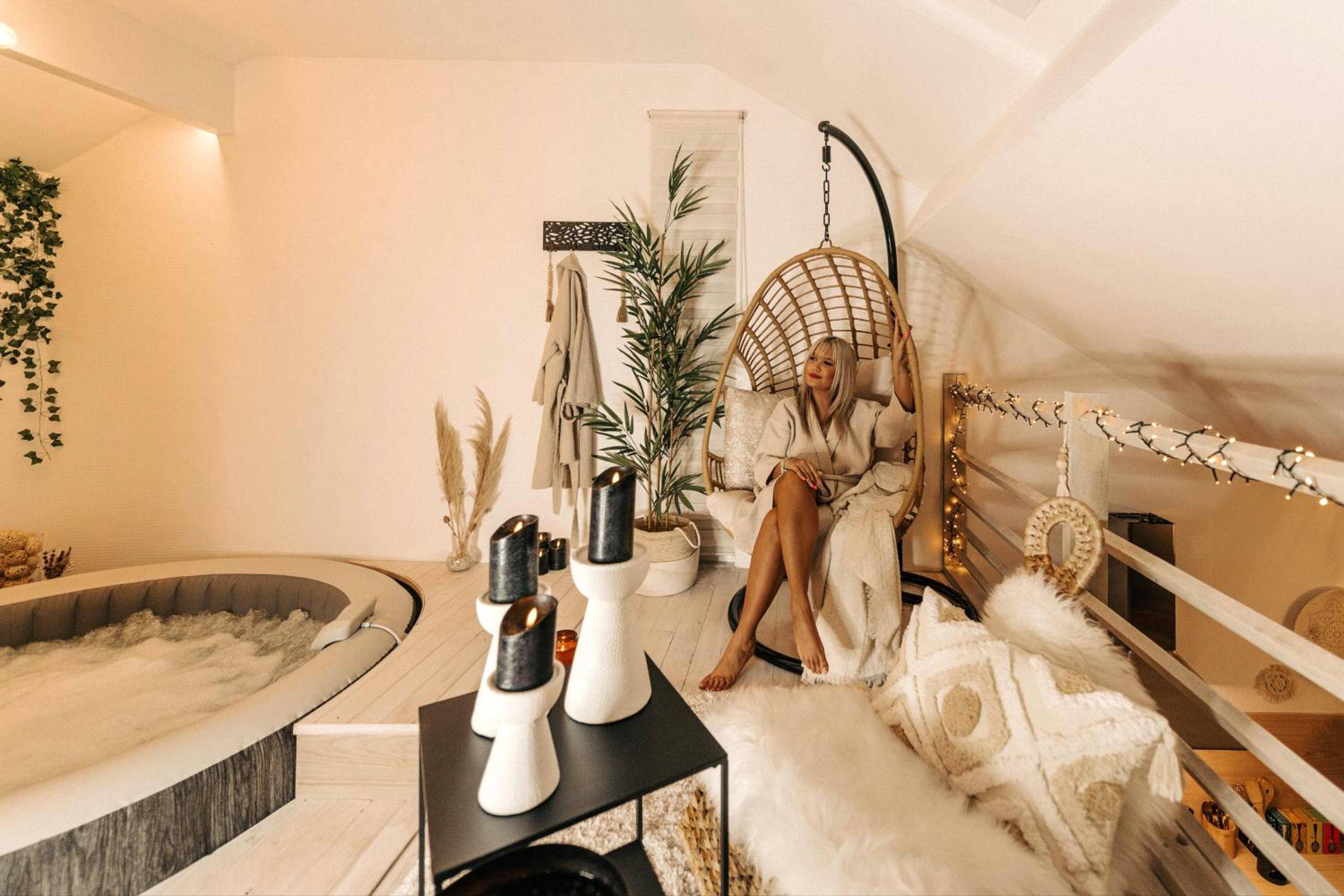 Espace détente avec jacuzzi et fauteuil suspendu - La Love Story