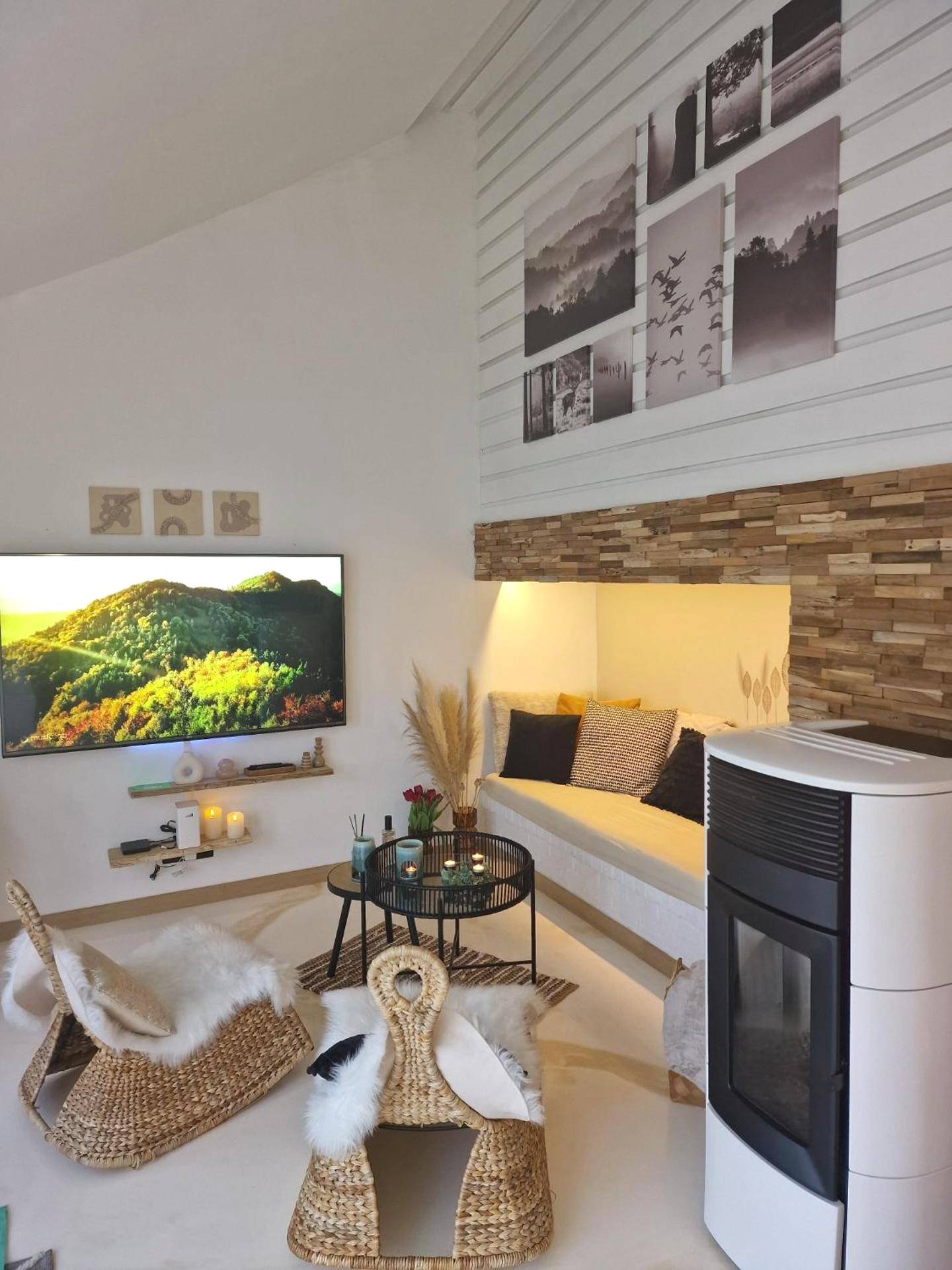 Séjour lumineux avec poêle à granulés et TV - La Love Story