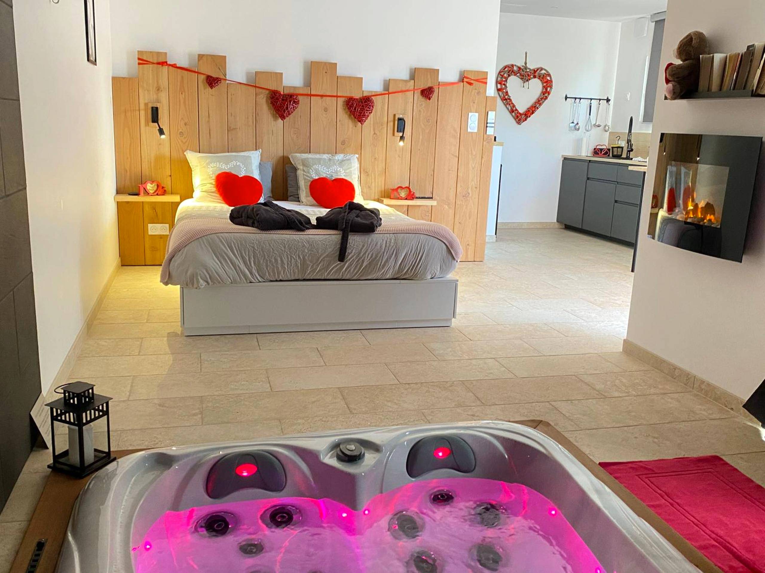Jacuzzi et lit avec décoration romantique - Love Room Le Fleix - LOVE AND BULLES