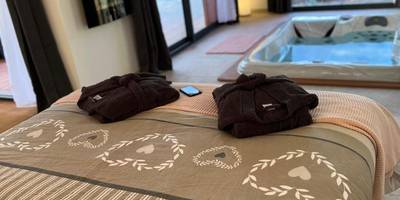 Lit avec peignoirs face au jacuzzi et jardin - LOVE AND BULLES