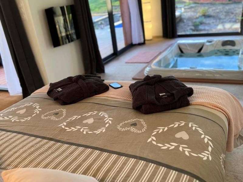 Lit avec peignoirs face au jacuzzi et jardin - LOVE AND BULLES