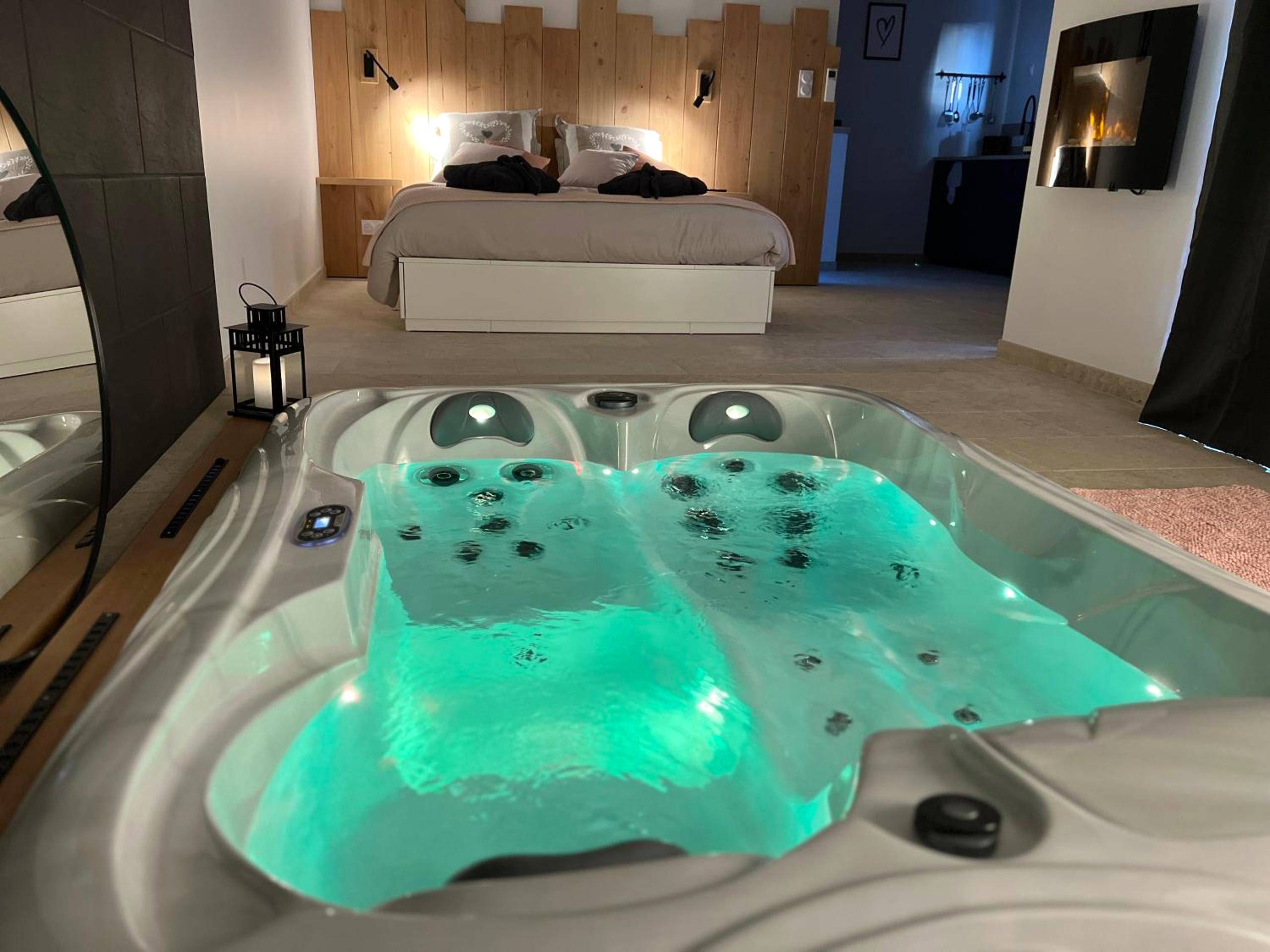 Jacuzzi privatif avec éclairage vert - LOVE AND BULLES