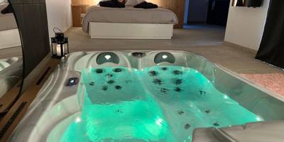 Jacuzzi privatif avec éclairage vert - LOVE AND BULLES