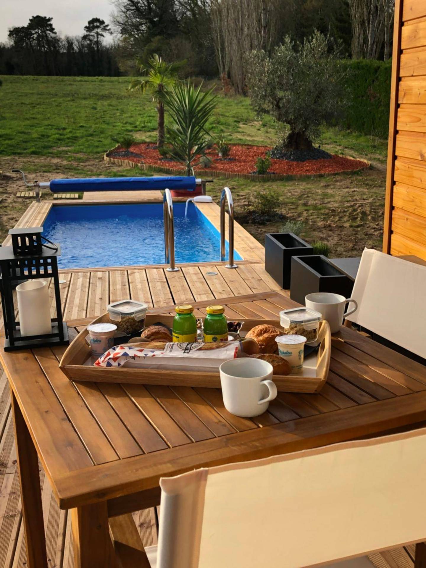 Petit - déjeuner sur terrasse face à la piscine - LOVE AND BULLES