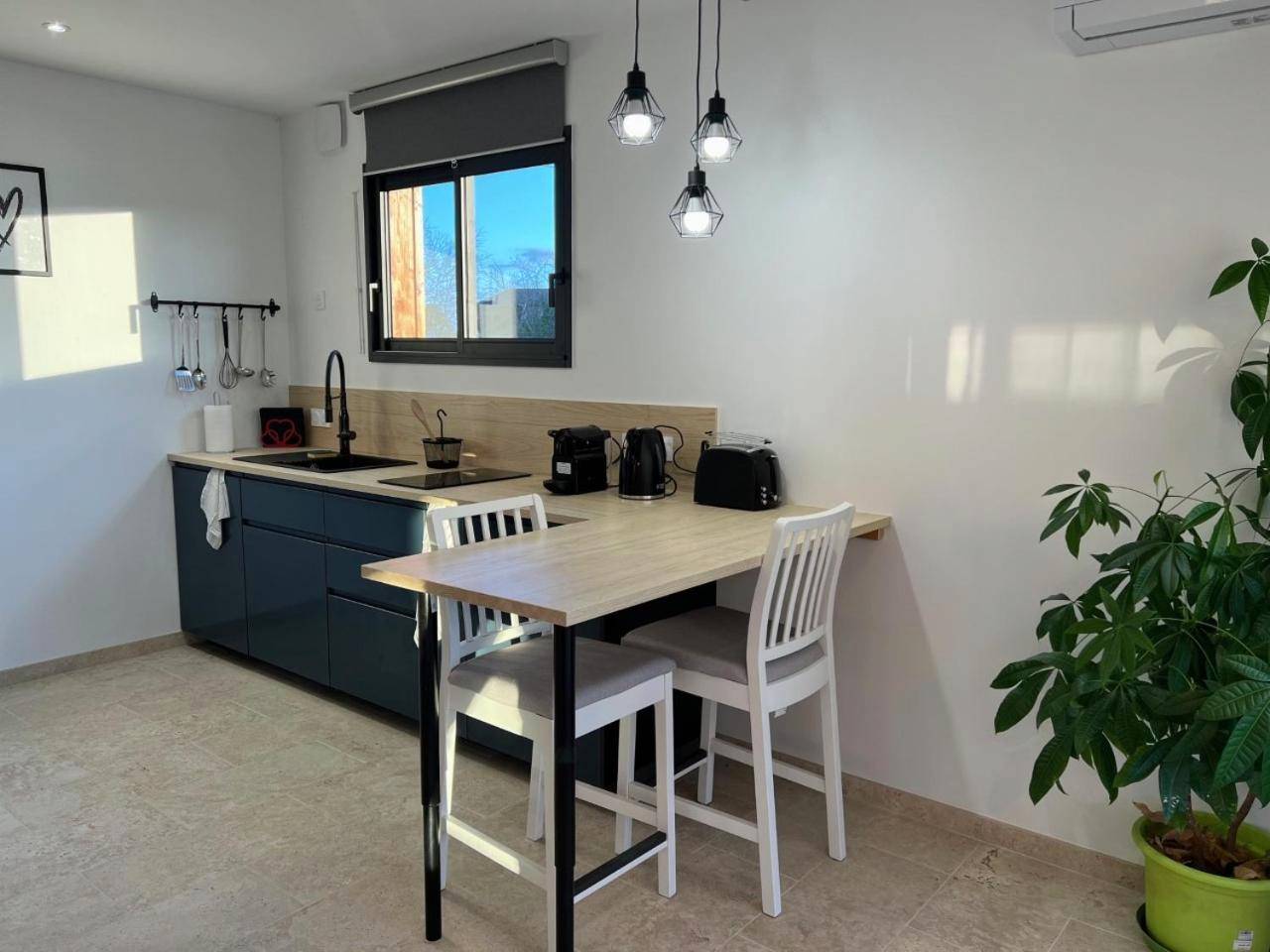 Cuisine équipée avec coin repas moderne - LOVE AND BULLES