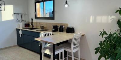 Cuisine équipée avec coin repas moderne - LOVE AND BULLES