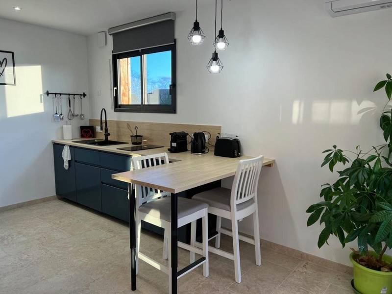 Cuisine équipée avec coin repas moderne - LOVE AND BULLES