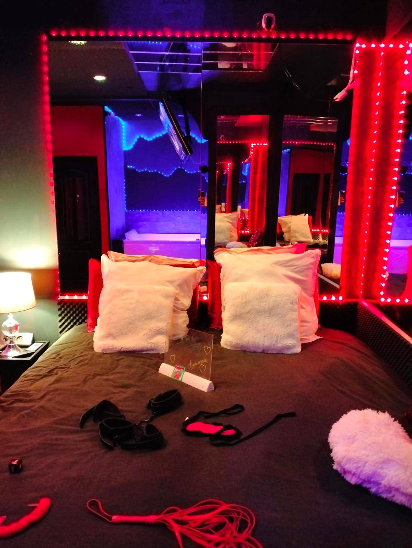 Lit double avec accessoires érotiques et miroirs - la lovecoquine, chez loveroomtoulon , parking et wifi gratuits