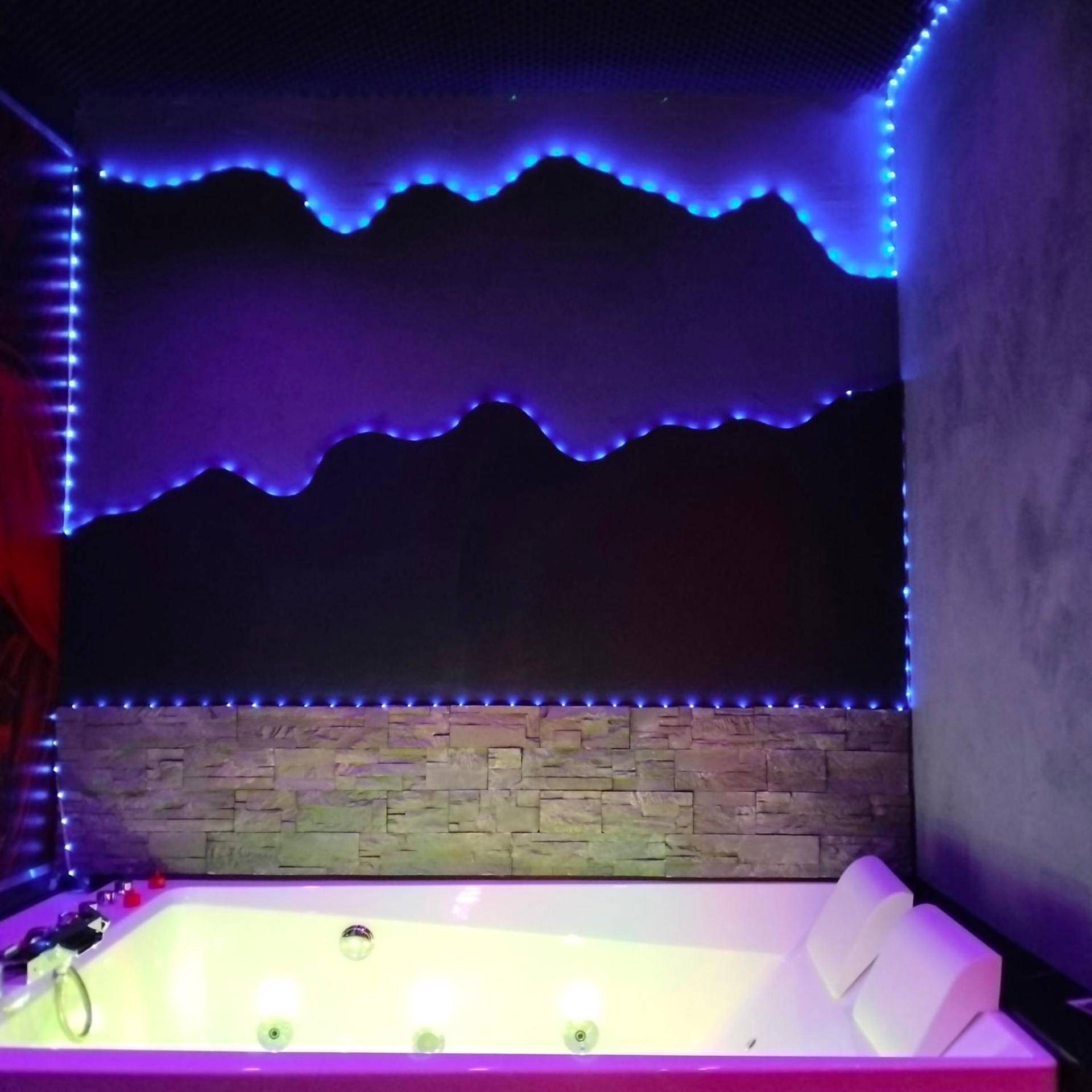 Jacuzzi privatif avec éclairage LED bleu - la lovecoquine, chez loveroomtoulon , parking et wifi gratuits