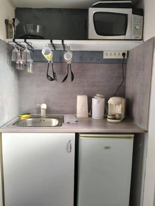 Kitchenette équipée avec micro - ondes et frigo - la lovecoquine, chez loveroomtoulon , parking et wifi gratuits