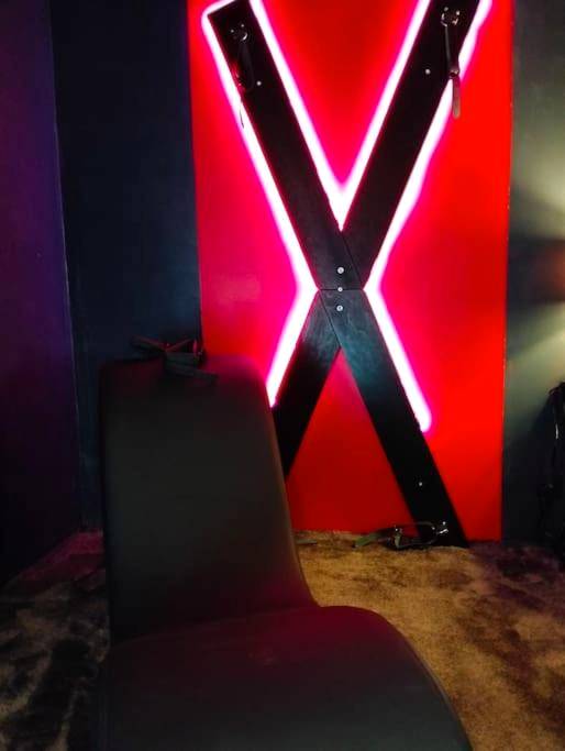 Croix de Saint - André avec rétroéclairage néon - la lovecoquine, chez loveroomtoulon , parking et wifi gratuits