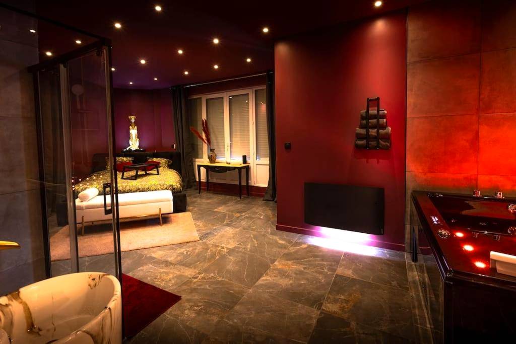 Suite avec jacuzzi, lit et baignoire îlot - LOVE ROOM LORIENT LoveLoft L'Escapade Romantique