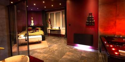 Suite avec jacuzzi, lit et baignoire îlot - LOVE ROOM LORIENT LoveLoft L'Escapade Romantique