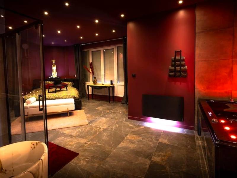 Suite avec jacuzzi, lit et baignoire îlot - LOVE ROOM LORIENT LoveLoft L'Escapade Romantique