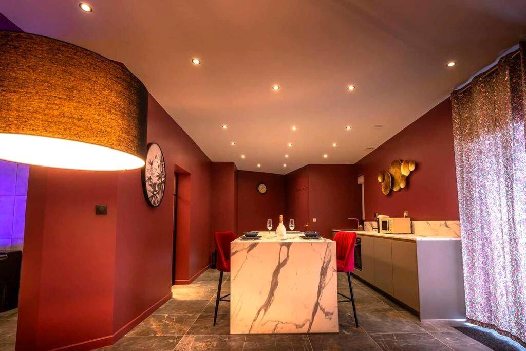 Cuisine moderne avec îlot central en marbre - LOVE ROOM LORIENT LoveLoft L'Escapade Romantique