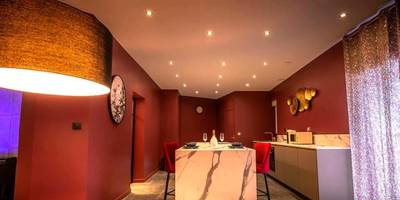 Cuisine moderne avec îlot central en marbre - LOVE ROOM LORIENT LoveLoft L'Escapade Romantique