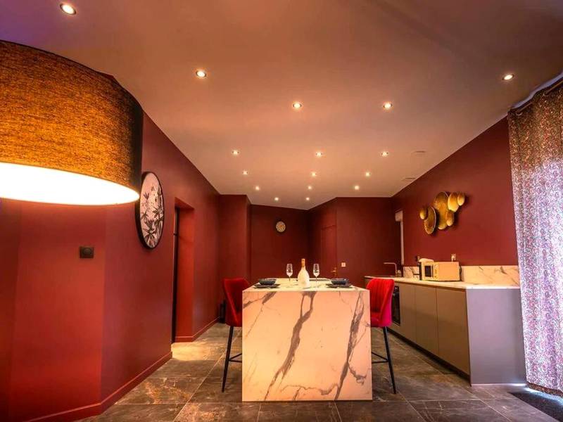 Cuisine moderne avec îlot central en marbre - LOVE ROOM LORIENT LoveLoft L'Escapade Romantique