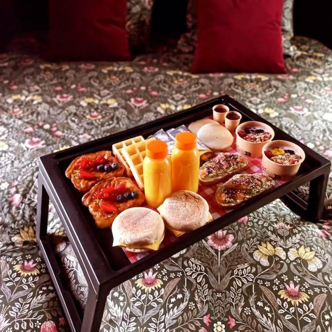 Plateau petit - déjeuner gourmand sur le lit - LOVE ROOM LORIENT LoveLoft L'Escapade Romantique