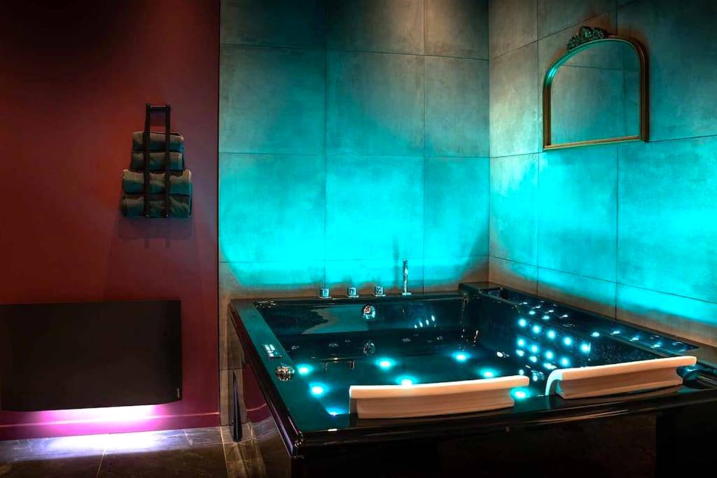 Jacuzzi privatif avec éclairage LED bleu - LOVE ROOM LORIENT LoveLoft L'Escapade Romantique