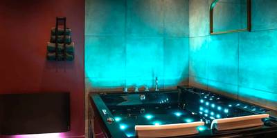 Jacuzzi privatif avec éclairage LED bleu - LOVE ROOM LORIENT LoveLoft L'Escapade Romantique