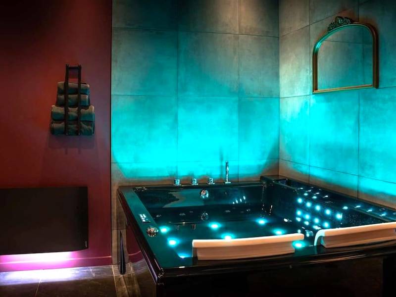 Jacuzzi privatif avec éclairage LED bleu - LOVE ROOM LORIENT LoveLoft L'Escapade Romantique