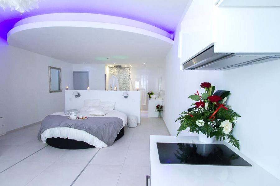 Lit rond sous plafond rétroéclairé violet - Love Room Bordeaux - Love Loft