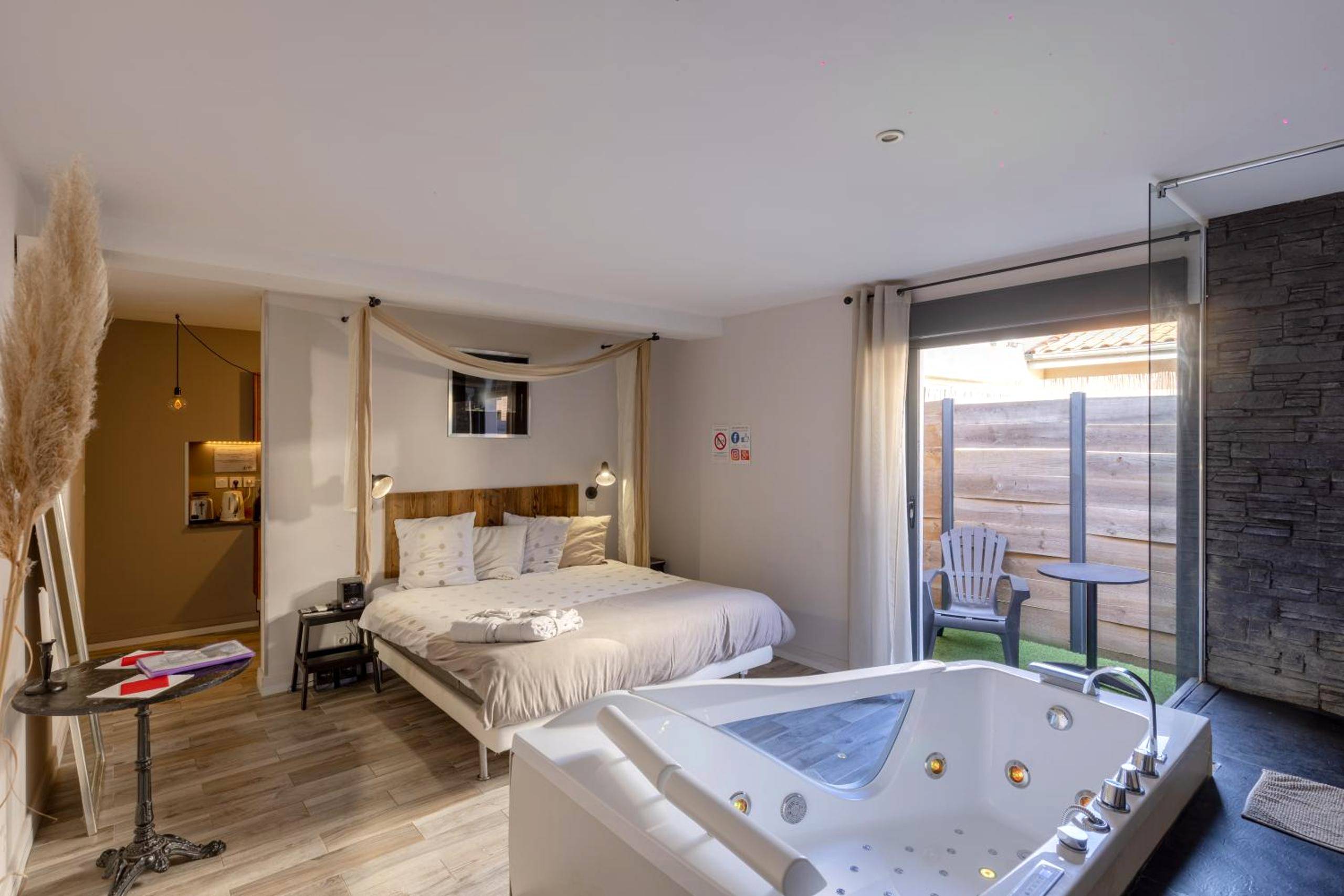 Suite avec lit double et jacuzzi privatif - Love Loft
