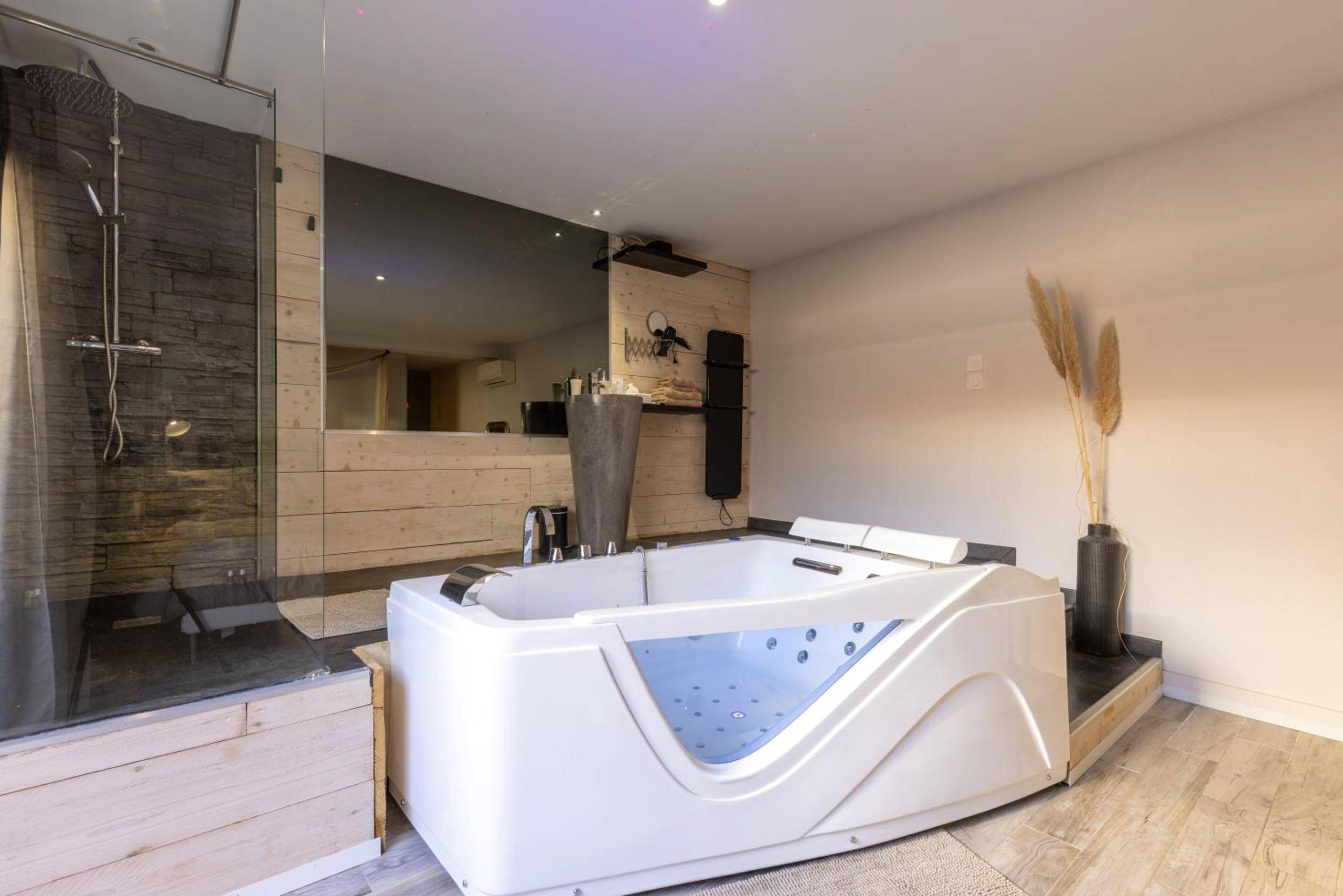 Baignoire balnéo blanche et douche à l'italienne - Love Loft