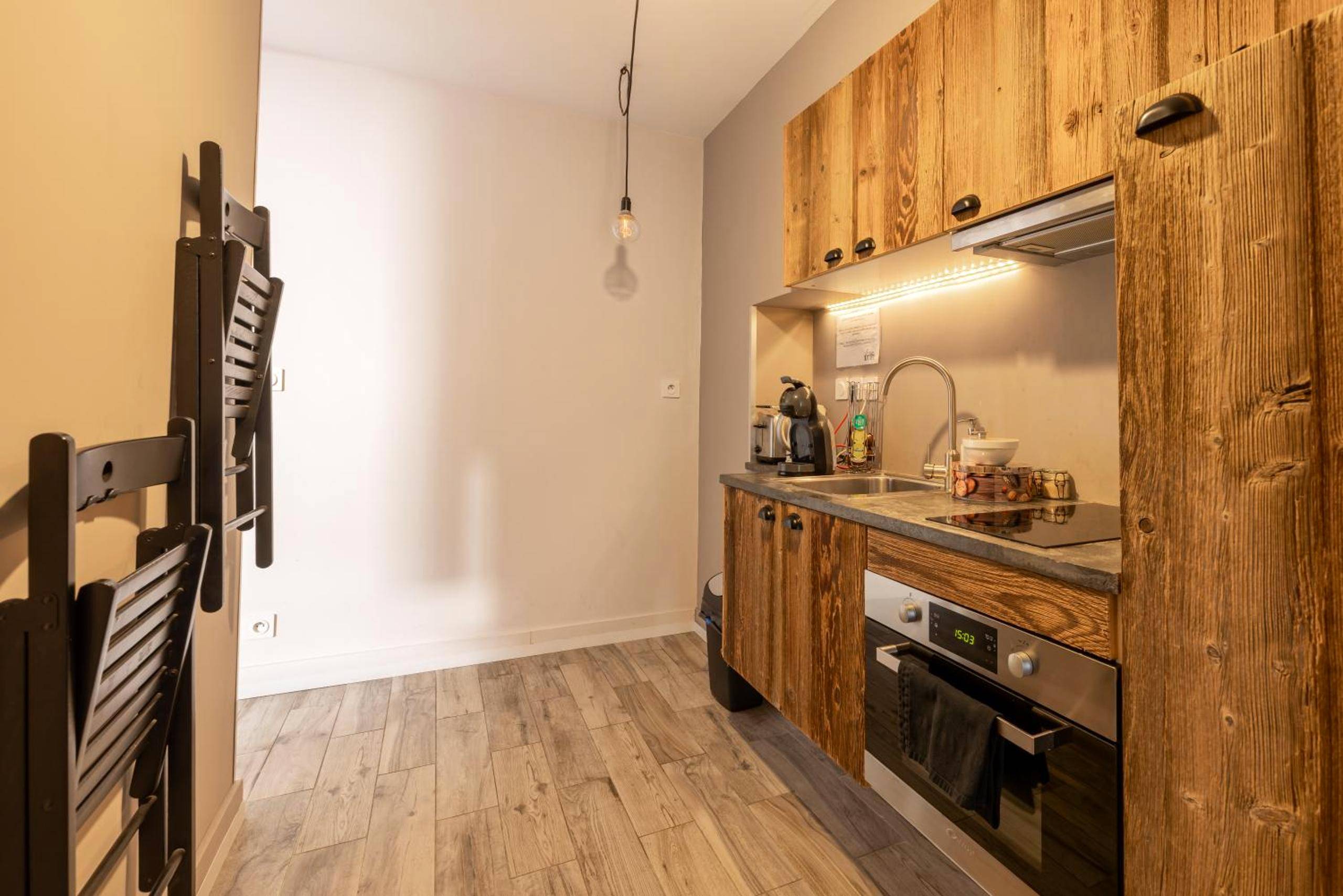 Kitchenette équipée avec meubles en bois - Love Loft