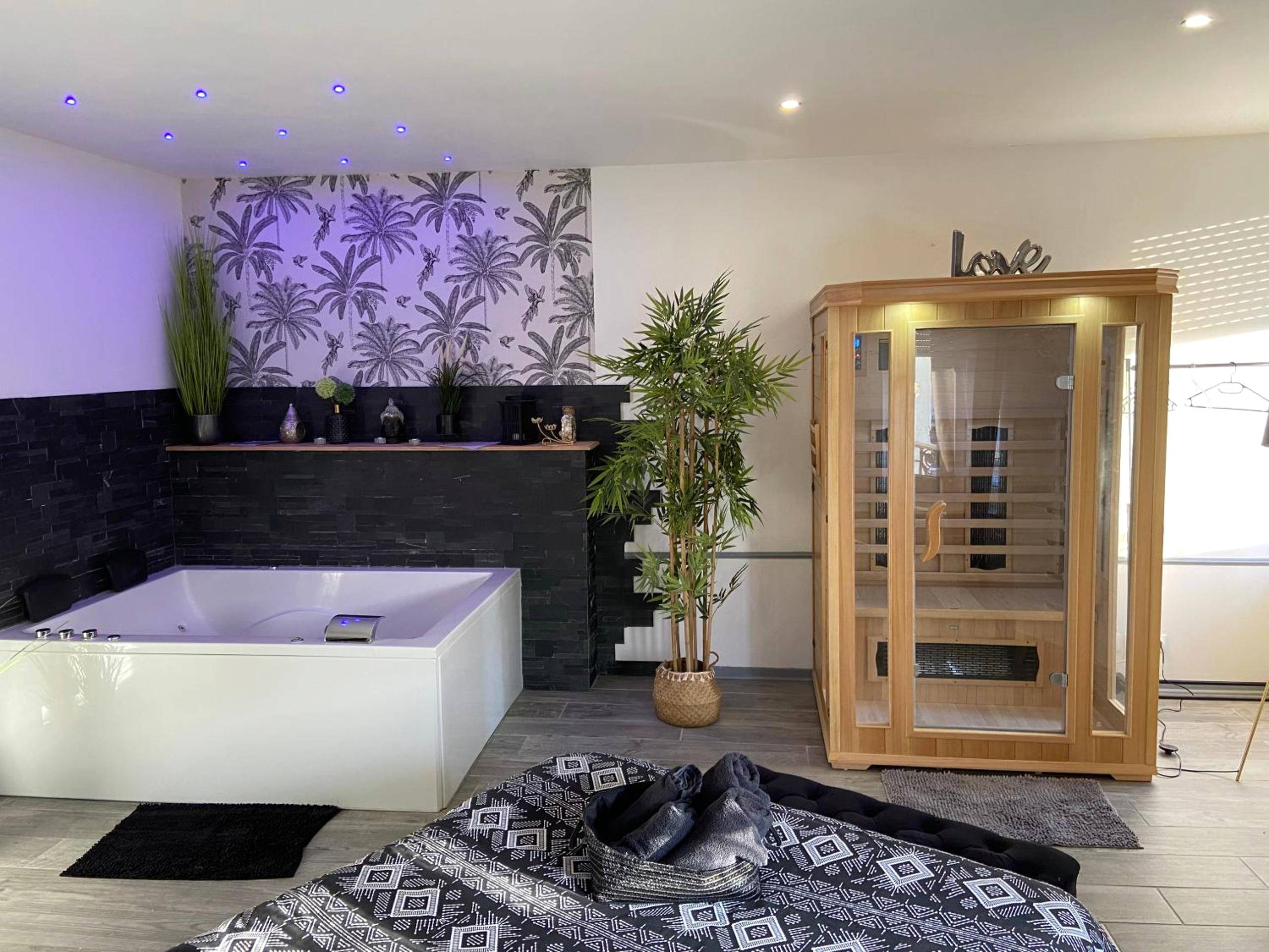 Espace détente avec jacuzzi et sauna infrarouge - Love Room Bourges - Lovely Apartment SPA & Sauna