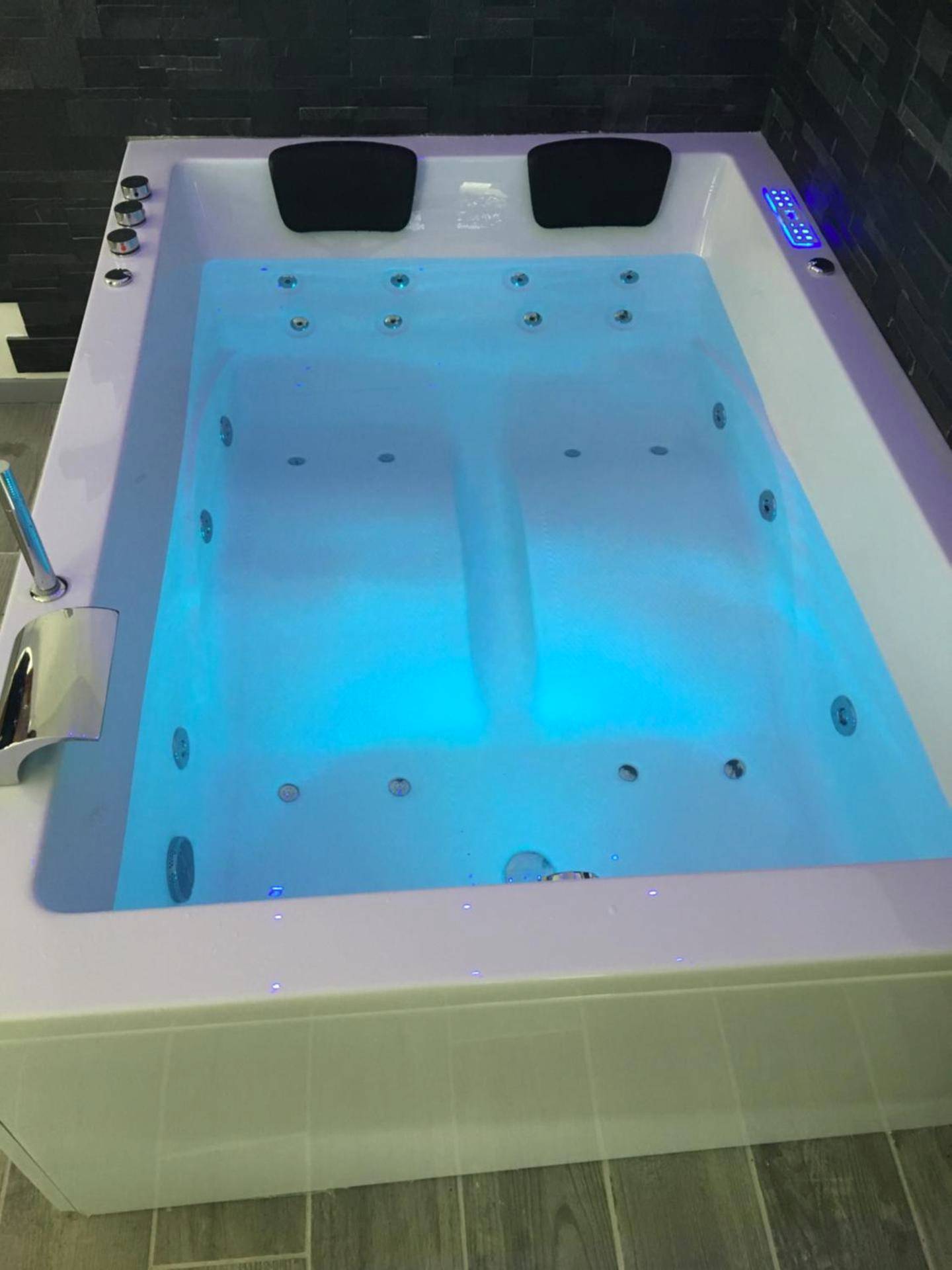 Jacuzzi privatif avec éclairage LED bleu - Lovely Apartment SPA & Sauna