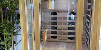 Sauna infrarouge en bois clair pour deux - Lovely Apartment SPA & Sauna