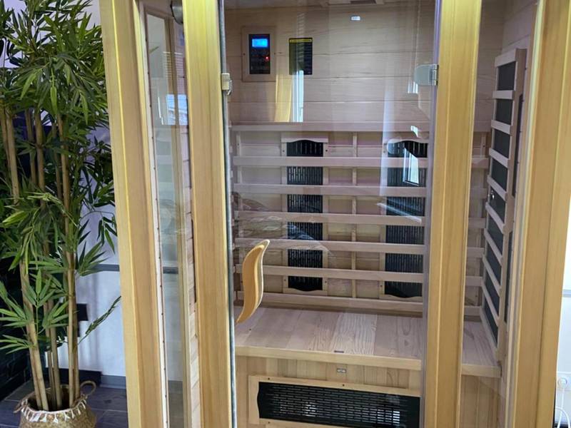 Sauna infrarouge en bois clair pour deux - Lovely Apartment SPA & Sauna