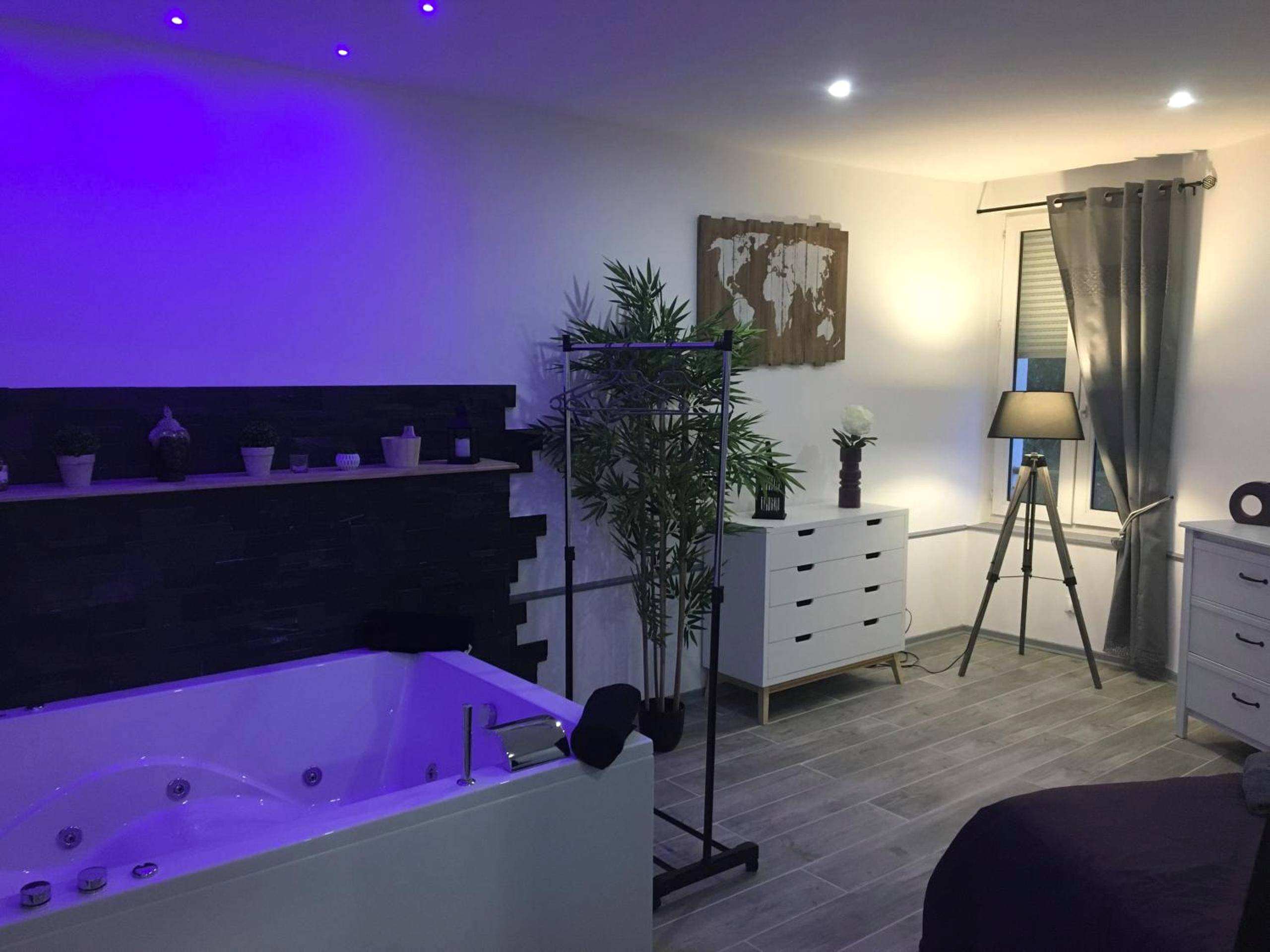 Suite romantique avec jacuzzi et ambiance tamisée - Lovely Apartment SPA & Sauna