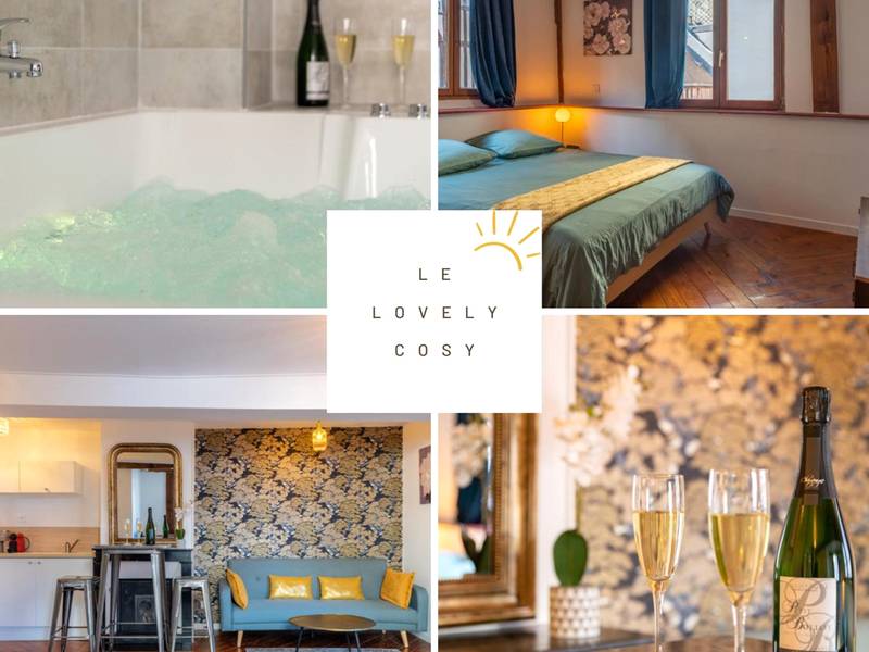 Salon avec canapé bleu et cuisine ouverte - Love Room Rouen - Le Lovely cosy jacuzzi centre - ville wifi