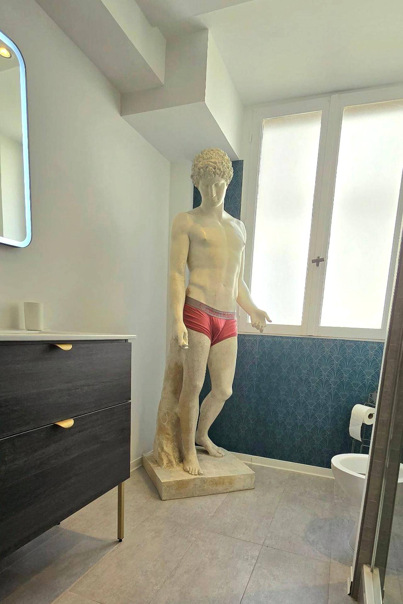 Statue décorative dans salle de bain moderne - Le Lovely cosy jacuzzi centre - ville wifi