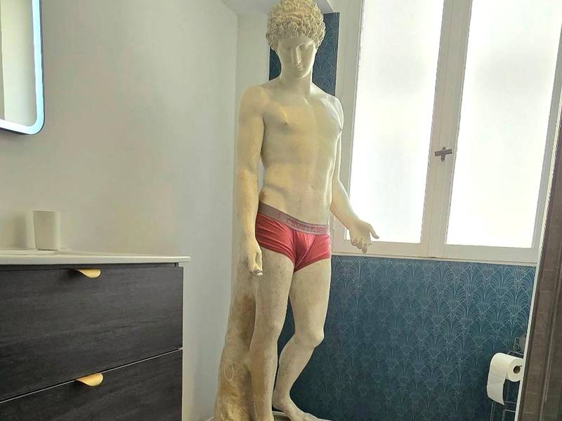 Statue décorative dans salle de bain moderne - Le Lovely cosy jacuzzi centre - ville wifi