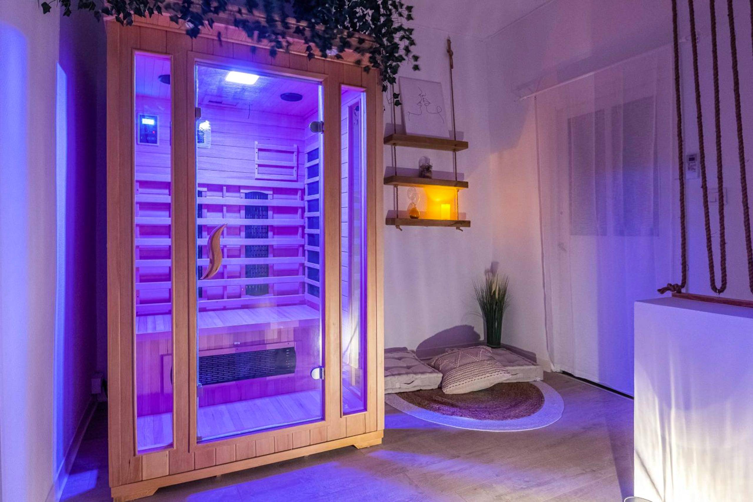 Sauna infrarouge privatif avec éclairage violet - Le Lovely Narbonnais - Balneo & Sauna