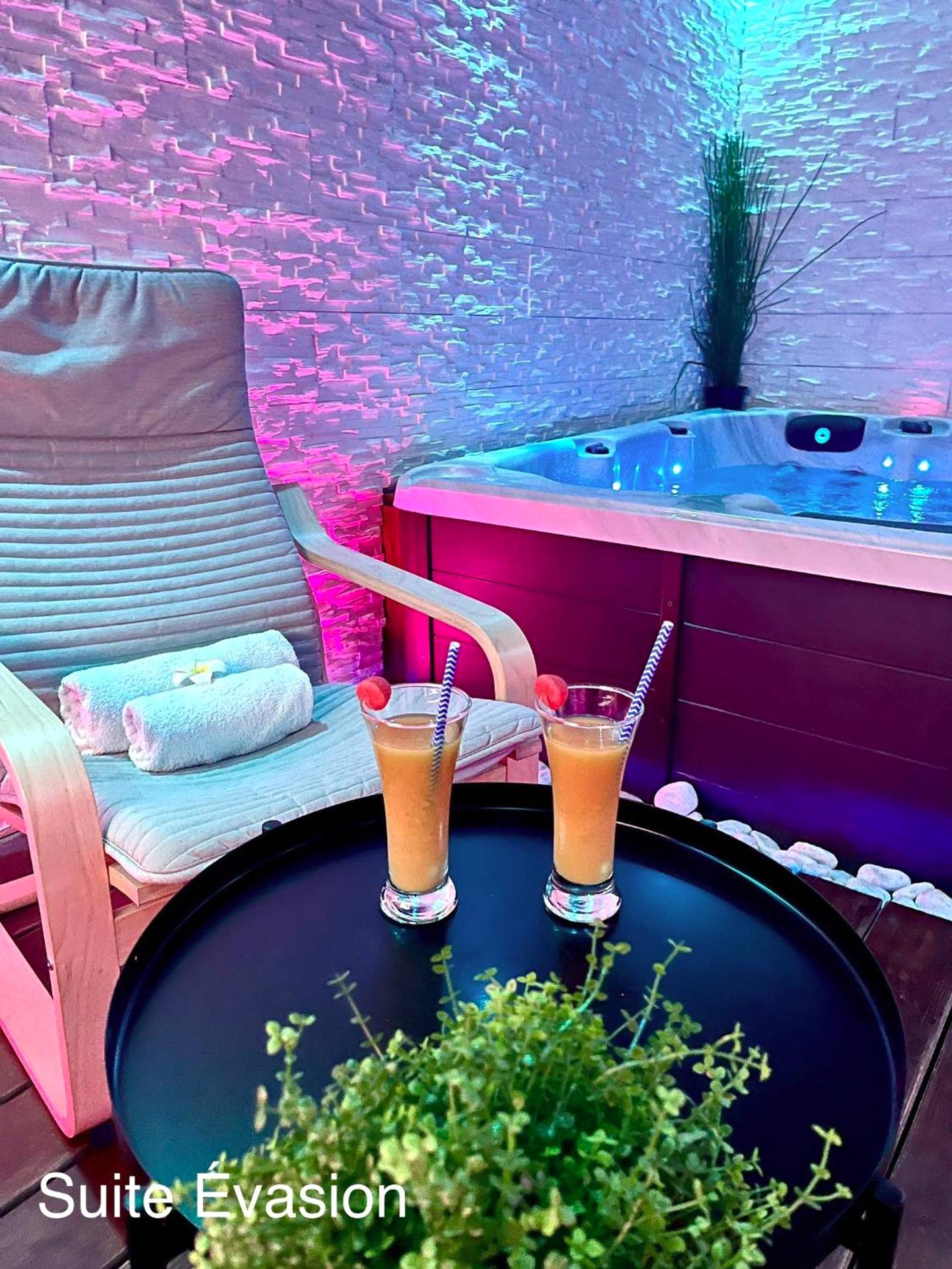 Jacuzzi privatif et cocktails de bienvenue - Love Room Neuf - Mesnil - L'Écrin de Neuf - Lovely