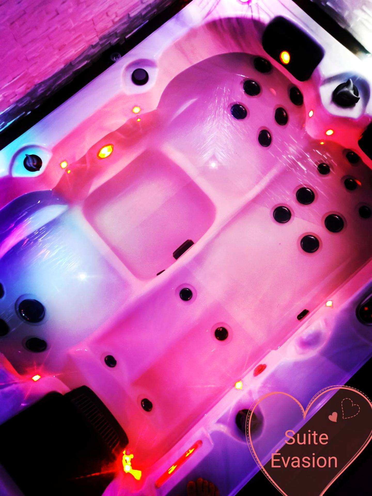 Jacuzzi rétroéclairé avec jets de massage - L'Écrin de Neuf - Lovely