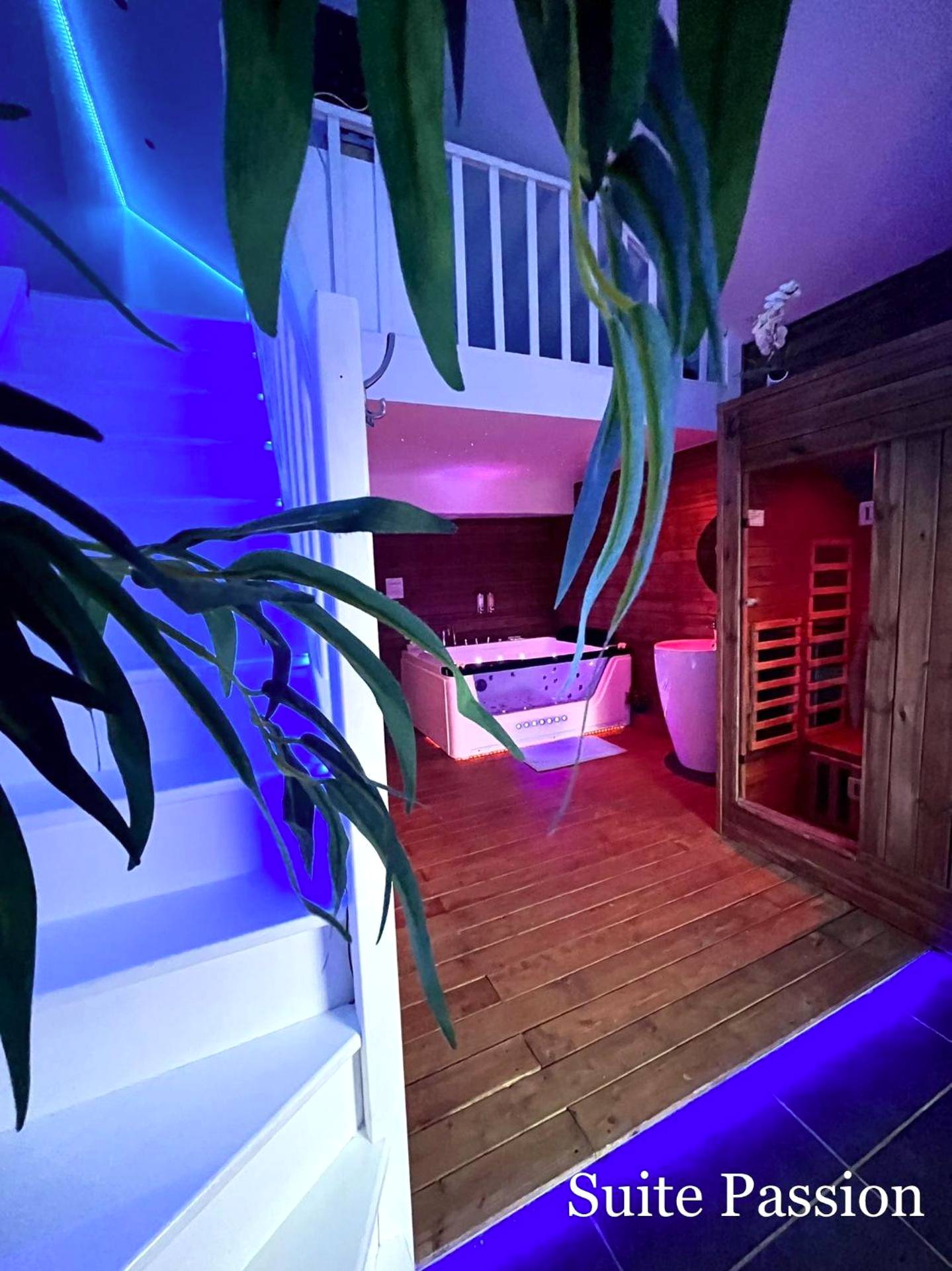 Vue d'ensemble de la suite avec sauna et spa - L'Écrin de Neuf - Lovely