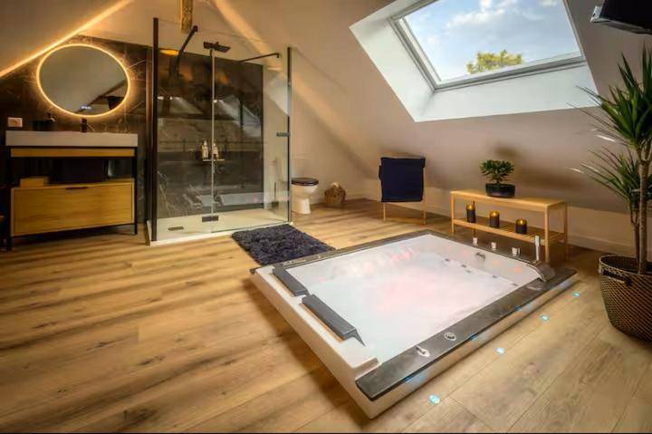 Jacuzzi encastré et salle d'eau sous combles - Love Room Perthes - Lovely Bleau