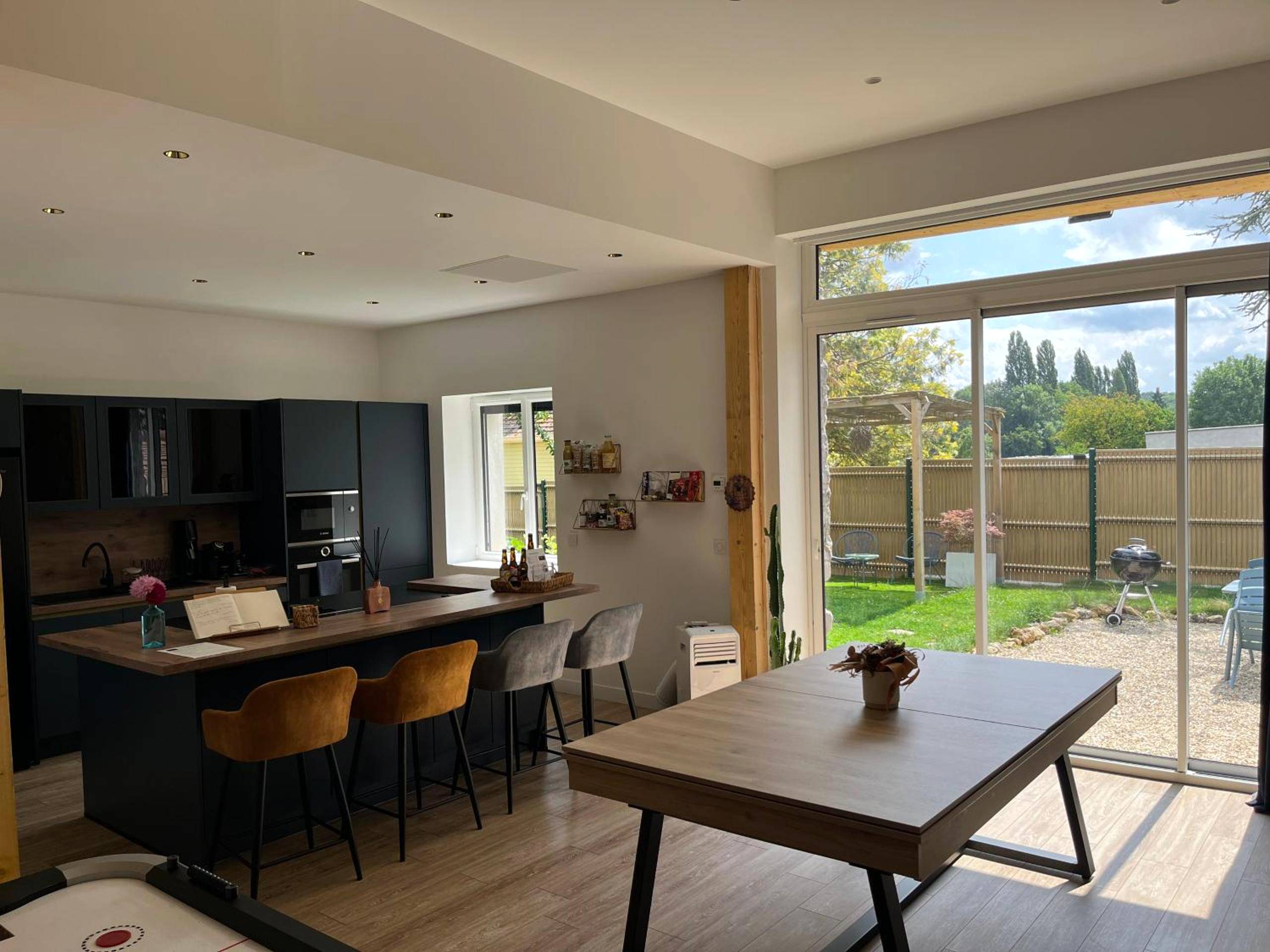 Cuisine ouverte avec îlot et coin repas - Lovely Bleau