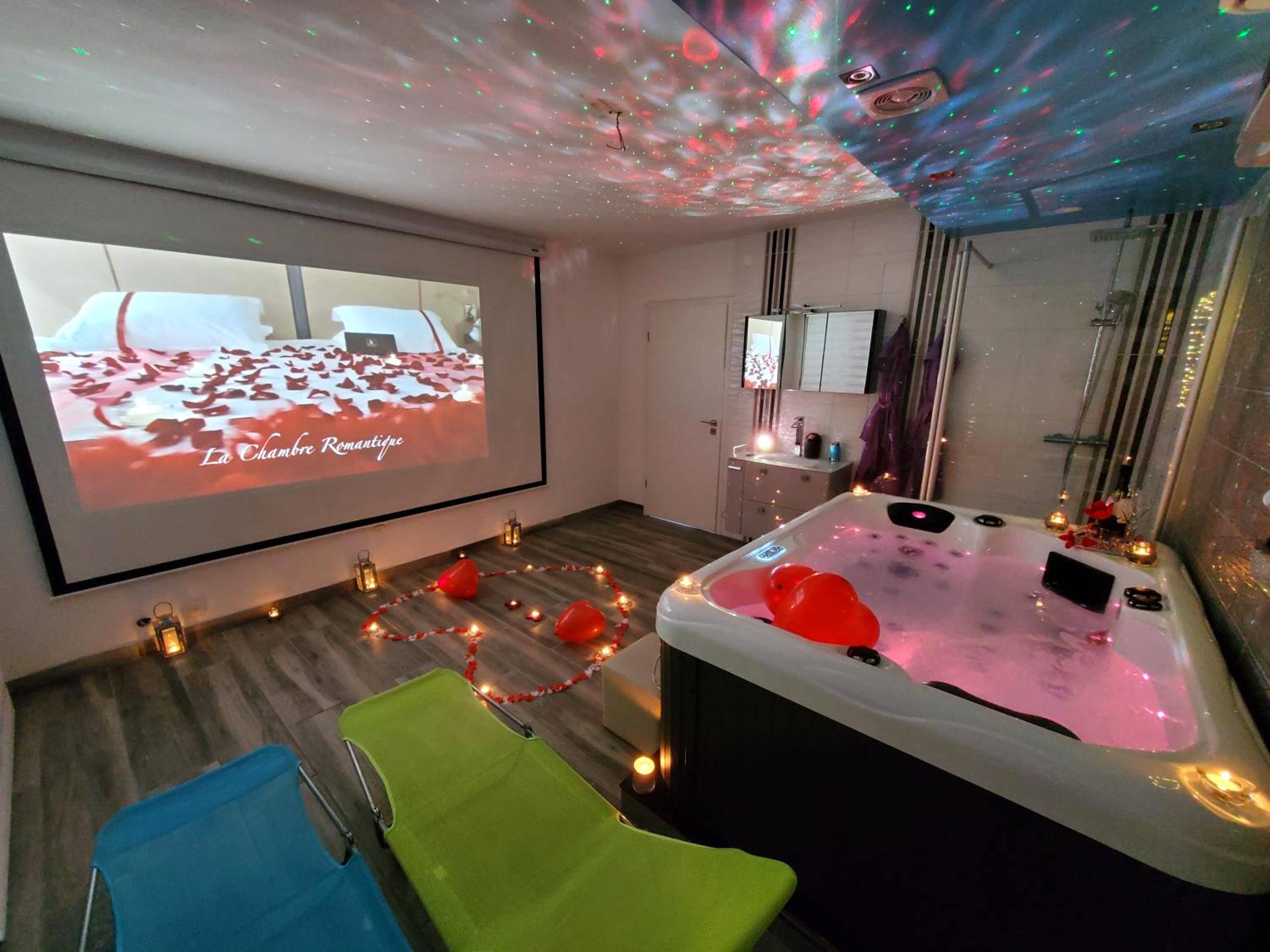 Jacuzzi privatif et écran de projection - Love Room Colmar - LE LOVELYHOME au Centre ville avec SPA JACUZZI et SAUNA...