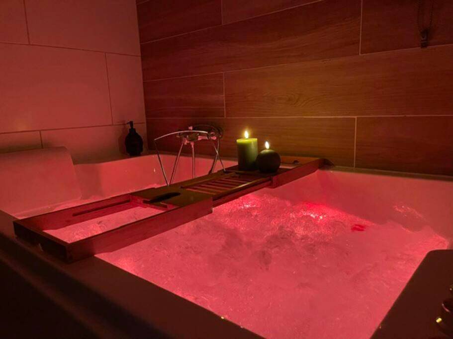 Baignoire balnéo avec bougies et lumière rouge - Love Room : Lovely Room 61