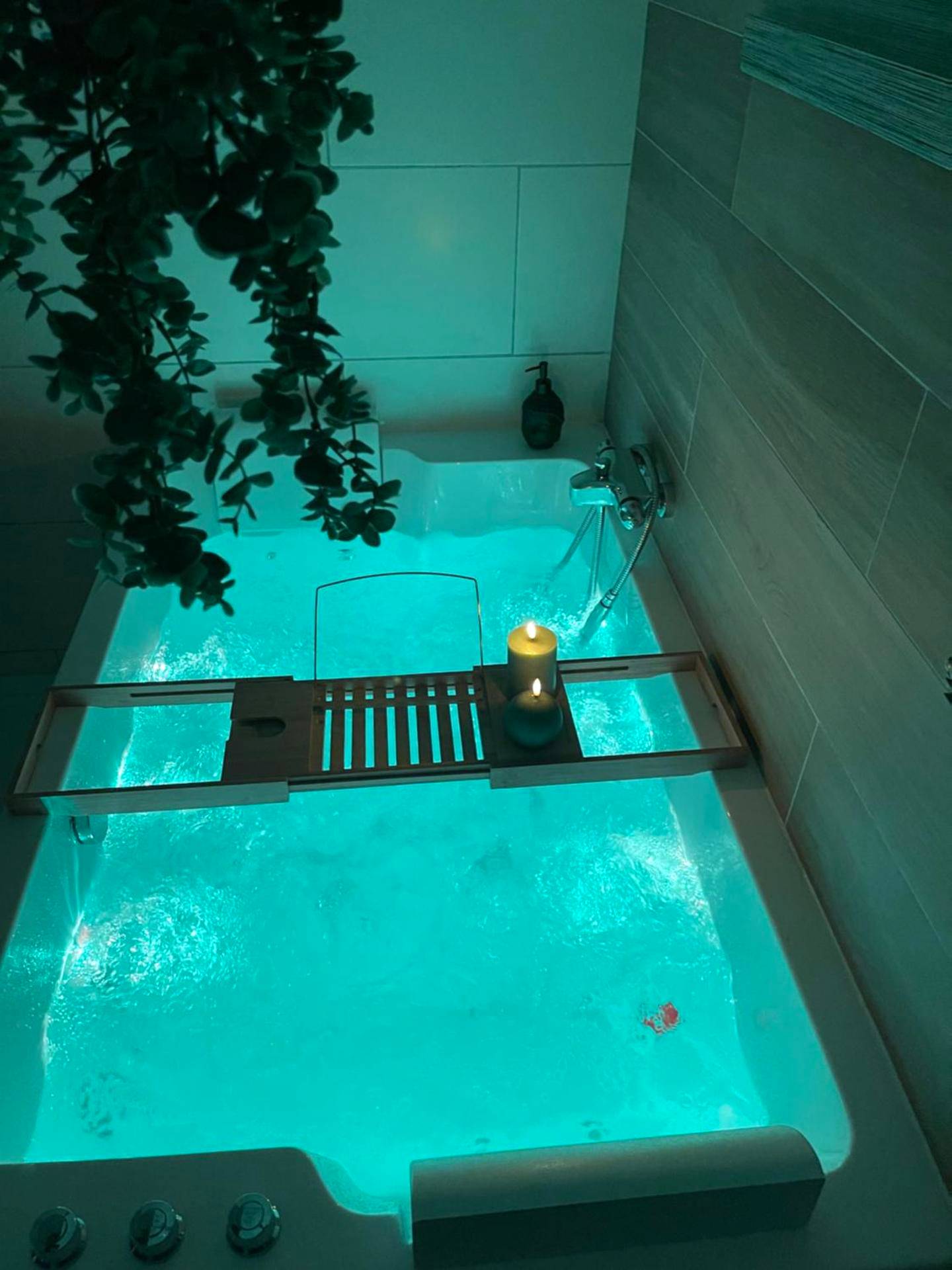 Jacuzzi privatif avec éclairage turquoise - Love Room : Lovely Room 61